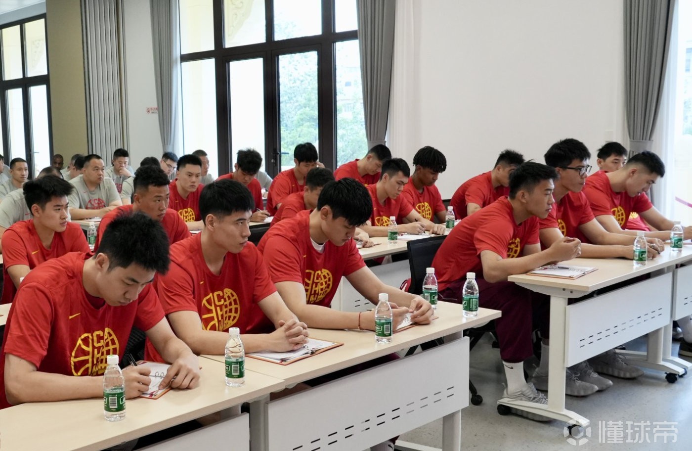中国体育报:中国男篮全力备战世预赛,集训和热身赛赵继伟为队长